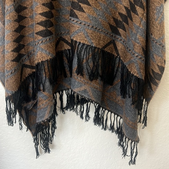 Geometric Patterned Poncho with Fringe Size XL- 2XL - Picture 5 of 5